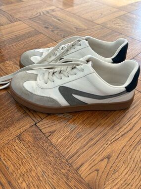 Women’s Dolce Vita Casual White and Gray Low-Top Sneakers